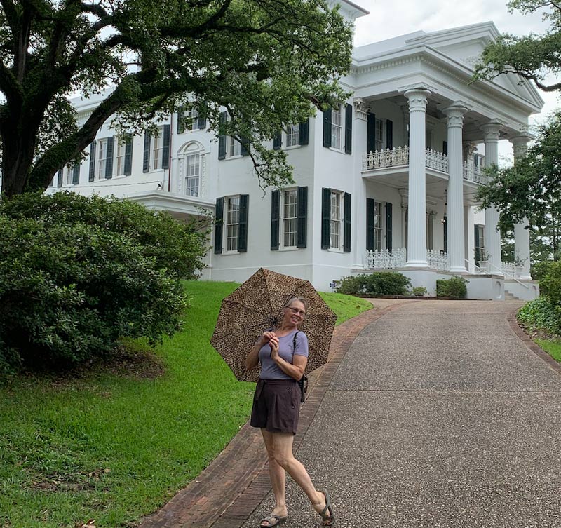 Judy poses in front of a pre-Civil War mansion in Mississippi